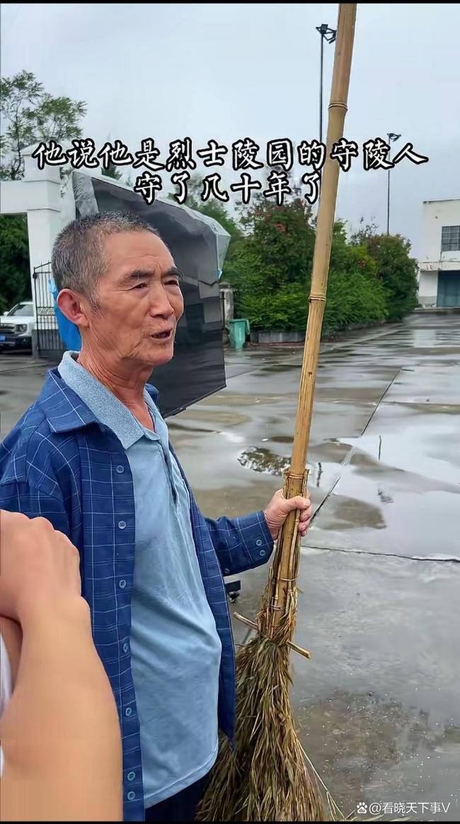 老人将电视正对烈士墓碑播阅兵 守灵人的心意